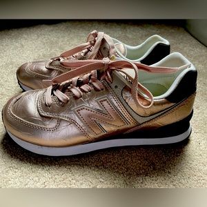 New Balance Women 574 Essential Core Collection Sneaker, Sz 8 Rose Gold Metallic